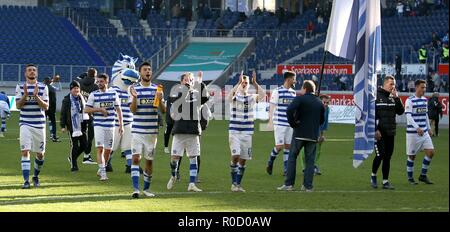 Duisburg, Deutschland. 03 Nov, 2018. firo: 03.11.2018 Fußball, 2. Bundesliga, Saison 2018/2019 MSV Duisburg - SC Paderborn 07 das Team des MSV Duisburg feiert den Sieg vor der Nordkurve. | Verwendung der weltweiten Kredit: dpa/Alamy leben Nachrichten Stockfoto