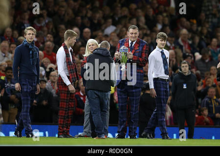 Cardiff, Großbritannien. 03 Nov, 2018. ehemalige schottische internationalen Rugby player Doddie Wehr und seine Familie das Doddie Wehr-Trophäe vor k/a. Wales V Schottland, unter Rüstung Serie Herbst internationale Rugby Spiel im Fürstentum Stadium in Cardiff, Wales, Großbritannien am Samstag, den 3. November 2018. pic von Andrew Obstgarten/Alamy Leben Nachrichten BITTE BEACHTEN SIE FÜR REDAKTIONELLE VERWENDEN SIE NUR BILD VERFÜGBAR. Stockfoto