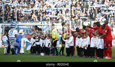 Duisburg, Deutschland. 03 Nov, 2018. firo: 03.11.2018 Fußball, 2. Bundesliga, Saison 2018/2019 MSV Duisburg - SC Paderborn 07 Line-up der beiden Teams mit den Auflauf Kinder. | Verwendung der weltweiten Kredit: dpa/Alamy leben Nachrichten Stockfoto