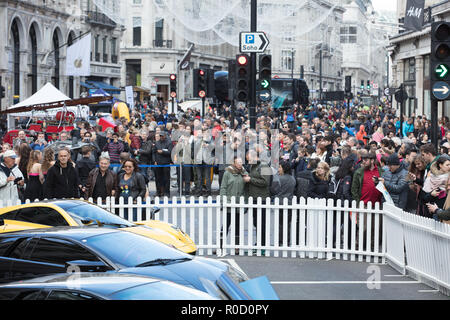 London, UK, 3. November 2018. Menschen, jung und alt genießen der Illinois Route 66 Regent Street Motor Show auf der Regent Street, eine Fußgängerzone von Piccadilly Circus, Oxford Circus. Auf zeigen, Vintage, klassischen und modernen Autos und Motorräder, gemischt mit Unterhaltung und Aktivitäten für Jung und Alt. Credit: Joe Kuis/Alamy Leben Nachrichten. Stockfoto