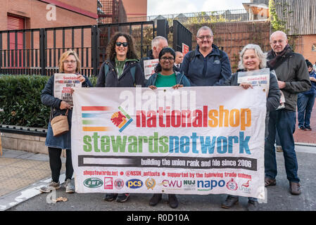 London, Großbritannien. 3. November 2018. Menschen darstellen mit der Nssn (Nationale Shop Stewards Network) Banner, wie sie in der British Library für März und Kundgebung gegen Kürzungen der bibliothekarischen Dienstleistungen, die ein lebenswichtiger Bestandteil unseres kulturellen Dienstleistungen sammeln, vor allem für die Arbeiterklasse Schulkinder und Jugendliche. Über 100 Bibliotheken in 2017 geschlossen und wir müssen die Regierung, Maßnahmen zu ergreifen, zu stoppen und umzukehren Bibliothek Schnitte. Die Veranstaltung zur Unterstützung der Bibliotheken, Museen und kulturellen Dienstleistungen wurde von Unison organisiert und von PCS und Vereinen unterstützt. Credit: Peter Marschall/Alamy leben Nachrichten Stockfoto