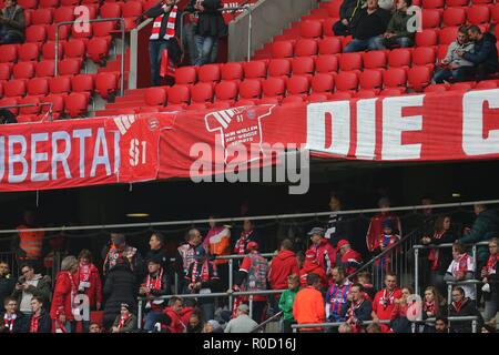 München, Deutschland. 03 Nov, 2018. firo: 03.11.2018, Fußball, 1.Bundesliga, Saison 2018/2019, FC Bayern München - SC Freiburg, FC Bayern München, München, Lüfter, Banner, Transparente | Verwendung der weltweiten Kredit: dpa/Alamy leben Nachrichten Stockfoto