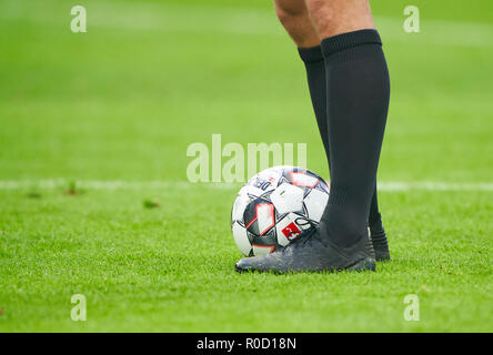 München, Deutschland. 3. November 2018. FC Bayern Fußball, November 03, 2018 Symbol, Illustration, Funktion, Schiedsrichter Felix ZWAYER, GER mit Pfiff, Gesten, zeigt, ansehen, die individuelle Handlung, offizielle DFL Bundesliga spiel ball, Derbystar, Leder ball, Fußball, FC BAYERN MÜNCHEN - SC Freiburg 1-1 - DFL-Bestimmungen verbieten die Verwendung von Fotografien als BILDSEQUENZEN und/oder quasi-VIDEO - 1. Deutsche Fussball Liga, München, 03.November 2018 Saison 2018/2019, Spieltag 10, FCB © Peter Schatz/Alamy leben Nachrichten Stockfoto