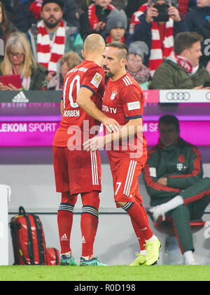 München, Deutschland. 3. November 2018. FC Bayern Fußball, November 03, 2018 Franck Ribery, FCB 7 Arjen ROBBEN, FCB 10 ändern, Substitution, FC BAYERN MÜNCHEN - SC Freiburg 1-1 - DFL-Bestimmungen verbieten die Verwendung von Fotografien als BILDSEQUENZEN und/oder quasi-VIDEO - 1. Deutsche Fussball Liga, München, 03.November 2018 Saison 2018/2019, Spieltag 10, FCB © Peter Schatz/Alamy leben Nachrichten Stockfoto