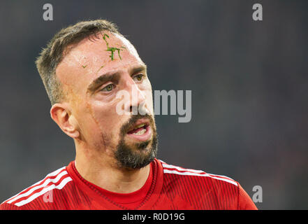 München, Deutschland. 3. November 2018. FC Bayern Fußball, November 03, 2018 Franck Ribery, FCB 7 mit Gras auf seinem Kopf, halbe Größe, Porträt, FC BAYERN MÜNCHEN - SC Freiburg 1-1 - DFL-Bestimmungen verbieten die Verwendung von Fotografien als BILDSEQUENZEN und/oder quasi-VIDEO - 1. Deutsche Fussball Liga, München, 03.November 2018 Saison 2018/2019, Spieltag 10, FCB © Peter Schatz/Alamy leben Nachrichten Stockfoto