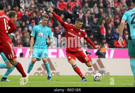 Firo: 03.11.2018, Fuvuball, 1.Bundesliga, Saison 2018/2019, FC Bayern München - SC Freiburg, Robert Lewandowski, FC Bayern München, München, vollständige Abbildung, | Verwendung weltweit Stockfoto