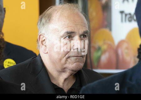 Cheltenham, Pennsylvania, USA. 3. November, 2018. Der ehemalige Gouverneur von Pennsylvania, ED Rendell, an der sich die Abstimmung Rallye in einem Einkaufszentrum in Cheltenham Pennsylvania Kredit statt: Ricky Fitchett/ZUMA Draht/Alamy leben Nachrichten Stockfoto