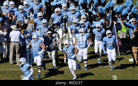 Chapel Hill, North Carolina, USA. 3. November, 2018. North Carolina in das Feld. Die North Carolina Tar Heels spielte die Georgia Tech Yellow Jackets in einem Fußballspiel, das am Kenan Memorial Stadium in Chapel Hill, N.C. am Samstag, den 3. November 2018 stattfand. Credit: Fabian Radulescu/ZUMA Draht/Alamy leben Nachrichten Stockfoto