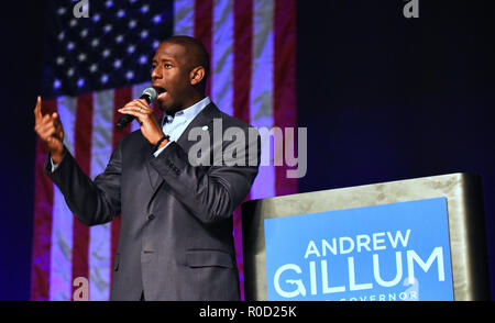 Orlando, Florida, USA. 3. November 2018. Florida demokratische gubernatorial nominee Andrew Gillum Adressen Unterstützer am 3. November 2018 auf einer Kundgebung am Veranstaltungsort an der Universität von Central Florida in Orlando, Florida. Mit der Wahl gerade drei Tage entfernt, Gillum hofft, die Niederlage der Republikaner Ron DeSantis Floridas erste afrikanische amerikanische Gouverneur zu werden. Credit: Paul Hennessy/Alamy leben Nachrichten Stockfoto