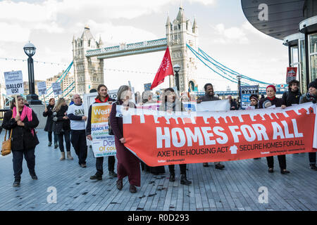 London, Großbritannien. 3. November 2018. Aktivisten für den sozialen Wohnungsbau, darunter Bewohner von einigen der 80 Stände rund um London derzeit vor Abriss, Protest außerhalb der Stadt Halle und sichere Wohnungen für alle zu fordern, einen stimmzettel Für alle Fincas, mehr sozialen Wohnungsbau und für öffentliche Land verwendet werden mehr Rat Häuser zu errichten. Credit: Mark Kerrison/Alamy leben Nachrichten Stockfoto