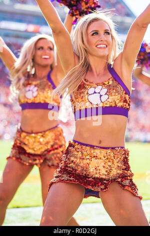 Ein Clemson Cheerleader während der NCAA College Football Spiel zwischen Louisville und Clemson am Samstag, den 3. November 2018 Memorial Stadium in Clemson, SC. Jakob Kupferman/CSM Stockfoto