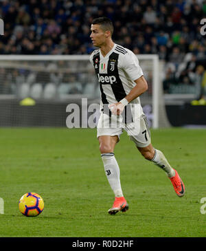 Allianz Stadion, Turin, Italien. 3. November, 2018. Serie A Fussball, Juventus gegen Cagliari; Cristiano Ronaldo von Juventus Turin am Ball Quelle: Aktion plus Sport/Alamy leben Nachrichten Stockfoto