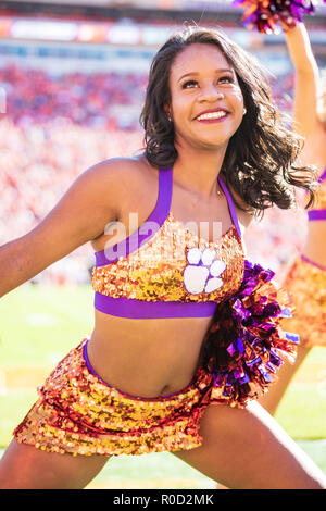 Ein Clemson Cheerleader während der NCAA College Football Spiel zwischen Louisville und Clemson am Samstag, den 3. November 2018 Memorial Stadium in Clemson, SC. Jakob Kupferman/CSM Stockfoto