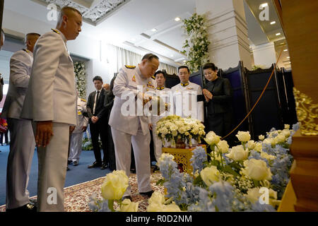 Bangkok, Thailand. 3. November, 2018. Hunderte Trauernde, königlichen Soldaten und Mönche haben in Bangkok Tempel für das Begräbnis von Vichai Srivaddhanaprabha, der Thailändischen Eigentümer von Leicester City Football Club, die bei einem Hubschrauberabsturz starb in der letzten Woche gesammelt. Quelle: Pool/thailändische Regierung/ZUMA Draht/Alamy leben Nachrichten Stockfoto