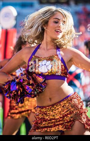 Ein Clemson Cheerleader während der NCAA College Football Spiel zwischen Louisville und Clemson am Samstag, den 3. November 2018 Memorial Stadium in Clemson, SC. Jakob Kupferman/CSM Stockfoto