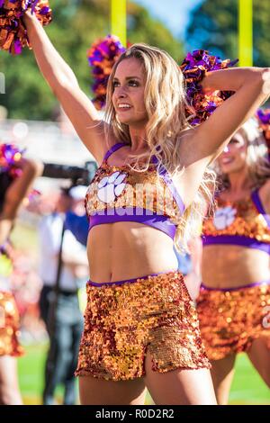 Ein Clemson Cheerleader während der NCAA College Football Spiel zwischen Louisville und Clemson am Samstag, den 3. November 2018 Memorial Stadium in Clemson, SC. Jakob Kupferman/CSM Stockfoto