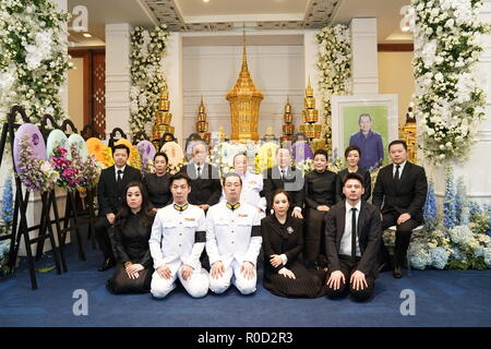 Bangkok, Thailand. 3. November, 2018. Hunderte Trauernde, königlichen Soldaten und Mönche haben in Bangkok Tempel für das Begräbnis von Vichai Srivaddhanaprabha, der Thailändischen Eigentümer von Leicester City Football Club, die bei einem Hubschrauberabsturz starb in der letzten Woche gesammelt. Quelle: Pool/thailändische Regierung/ZUMA Draht/Alamy leben Nachrichten Stockfoto