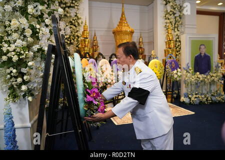 Bangkok, Thailand. 3. November, 2018. Hunderte Trauernde, königlichen Soldaten und Mönche haben in Bangkok Tempel für das Begräbnis von Vichai Srivaddhanaprabha, der Thailändischen Eigentümer von Leicester City Football Club, die bei einem Hubschrauberabsturz starb in der letzten Woche gesammelt. Quelle: Pool/thailändische Regierung/ZUMA Draht/Alamy leben Nachrichten Stockfoto