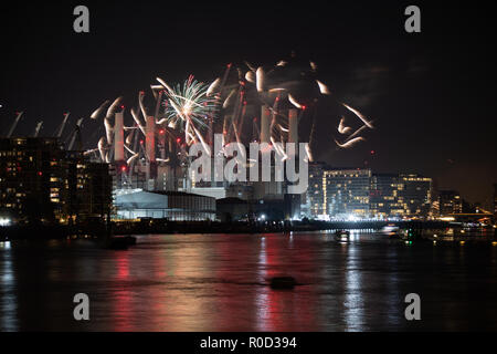 London, UK, 3. November 2018, Battersea Power Station Lagerfeuer Nacht Feuerwerk - Credit Wojtek Ogrodnik/Alamy leben Nachrichten Stockfoto