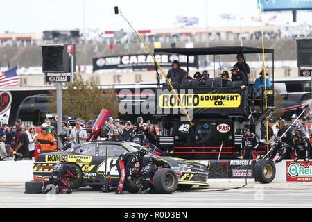 November 3, 2018 - Ft. Worth, Texas, Vereinigte Staaten von Amerika - John Hunter Nemechek (42) kommt unten Grubestraße für Service im O'Reilly Auto Parts Herausforderung an der Texas Motor Speedway in Ft. Worth, Texas. (Bild: © Justin R. Noe Asp Inc/ASP über ZUMA Draht) Stockfoto