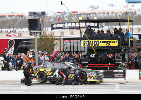 November 3, 2018 - Ft. Worth, Texas, Vereinigte Staaten von Amerika - John Hunter Nemechek (42) kommt unten Grubestraße für Service im O'Reilly Auto Parts Herausforderung an der Texas Motor Speedway in Ft. Worth, Texas. (Bild: © Justin R. Noe Asp Inc/ASP über ZUMA Draht) Stockfoto