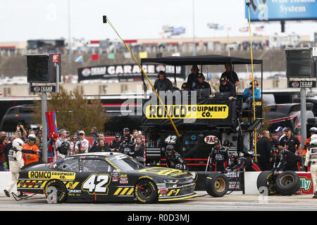 November 3, 2018 - Ft. Worth, Texas, Vereinigte Staaten von Amerika - John Hunter Nemechek (42) kommt unten Grubestraße für Service im O'Reilly Auto Parts Herausforderung an der Texas Motor Speedway in Ft. Worth, Texas. (Bild: © Justin R. Noe Asp Inc/ASP über ZUMA Draht) Stockfoto