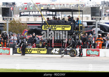 November 3, 2018 - Ft. Worth, Texas, Vereinigte Staaten von Amerika - John Hunter Nemechek (42) kommt unten Grubestraße für Service im O'Reilly Auto Parts Herausforderung an der Texas Motor Speedway in Ft. Worth, Texas. (Bild: © Justin R. Noe Asp Inc/ASP über ZUMA Draht) Stockfoto