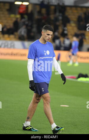 Wolverhampton, West Midlands. 3. November 2018. Wölfe v Tottenham in der FA Premier League. Die tottenham Spieler Aufwärmen mit T-Shirts mit dem Slogan "# zusammen mit Leicester abgebildeten Erik Lamela von Tottenham Hotspur Stockfoto