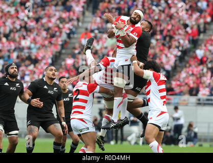 Samstag. 3. November, 2018. November 3, 2018, Tokio, Japan - Japans Samuela Anis fängt den Ball während der lipovitan-D Challenge Cup gegen die New Zealand All Blacks in Tokio am Samstag, den 3. November 2018. Alle Schwarzen besiegte Japan 69-31. Credit: Yoshio Tsunoda/LBA/Alamy leben Nachrichten Stockfoto