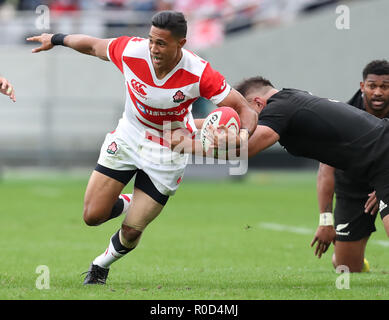 Samstag. 3. November, 2018. November 3, 2018, Tokio, Japan - Japans WilliamTupou trägt die Kugel während des Lipovitan-D Challenge Cup gegen die New Zealand All Blacks in Tokio am Samstag, den 3. November 2018. Alle Schwarzen besiegte Japan 69-31. Credit: Yoshio Tsunoda/LBA/Alamy leben Nachrichten Stockfoto