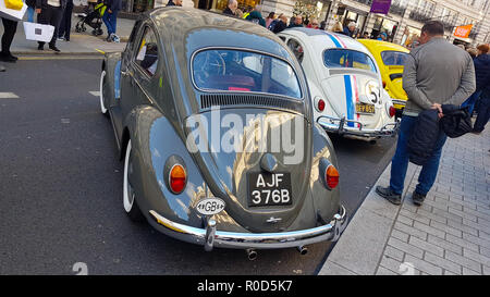 Regent Street, London, 3. November 2018 - eine Sammlung von Käfern, enthalten die wirklichen "Herbie" von Disney's Film 1968 auf Anzeige 80. der Käfer Geburtstag auf der Motor Show auf der Regent Street zu markieren. London's Premier Shopping Ziel wurde umgewandelt in des Landes größte Free-to-View Motor Show als Regent Street war für das Ereignis des Tages am 3. November Fußgängerzone. Die show enthalten elektrische Autos, Oldtimer Autos und zog mehr als 500.000 Besucher. Quelle: David Mbiyu/Alamy leben Nachrichten Stockfoto