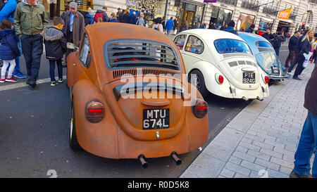 Regent Street, London, 3. November 2018 - eine Sammlung von Käfer Käfer'S 80. Geburtstag auf der Motor Show auf der Regent Street zu markieren. London's Premier Shopping Ziel wurde umgewandelt in des Landes größte Free-to-View Motor Show als Regent Street war für das Ereignis des Tages am 3. November Fußgängerzone. Die show enthalten elektrische Autos, Oldtimer Autos und zog mehr als 500.000 Besucher. Quelle: David Mbiyu/Alamy leben Nachrichten Stockfoto