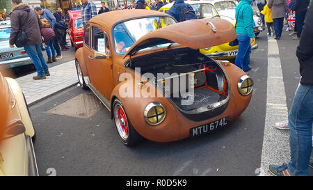 Regent Street, London, 3. November 2018 - eine Sammlung von Käfer Käfer'S 80. Geburtstag auf der Motor Show auf der Regent Street zu markieren. London's Premier Shopping Ziel wurde umgewandelt in des Landes größte Free-to-View Motor Show als Regent Street wurde für die Veranstaltung am 3. November Fußgängerzone. Die Show inklusive electirc Autos, Oldtimer Autos und zog mehr als 500.000 Besucher. Quelle: David Mbiyu/Alamy leben Nachrichten Stockfoto