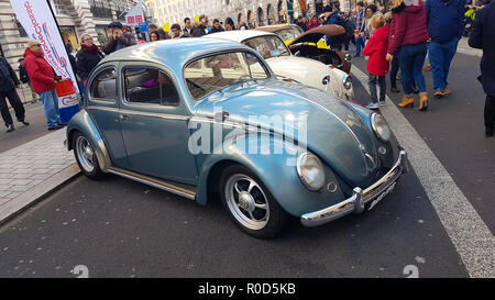 Regent Street, London, 3. November 2018 - eine Sammlung von Käfer Käfer'S 80. Geburtstag auf der Motor Show auf der Regent Street zu markieren. London's Premier Shopping Ziel wurde umgewandelt in des Landes größte Free-to-View Motor Show als Regent Street wurde für die Veranstaltung am 3. November Fußgängerzone. Die Show inklusive electirc Autos, Oldtimer Autos und zog mehr als 500.000 Besucher. Quelle: David Mbiyu/Alamy leben Nachrichten Stockfoto