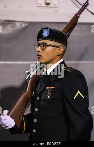 Las Vegas, NV, USA. 3. November, 2018. PV2 Cesar Montalvo bereitet für die Präsentation der Farben vor Beginn der NCAA Football Spiel mit der Fresno State Bulldogs und die UNLV Rebellen bei Sam Boyd Stadium in Las Vegas, NV. Christopher Trim/CSM/Alamy leben Nachrichten Stockfoto