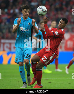 München, Deutschland. 3. November, 2018. Bayern München Serge Gnabry (R) Mias mit Freiburger Robin Koch während einer Deutschen Bundesligaspiel zwischen Bayern München und der SC Freiburg, in München, Deutschland, November 3, 2018. Das Match endete mit einem 1-1. Credit: Philippe Ruiz/Xinhua/Alamy leben Nachrichten Stockfoto