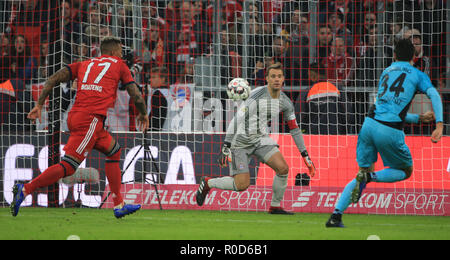 München, Deutschland. 3. November, 2018. Bayern München Torhüter Manuel Neuer (C) konkurriert während eines Deutschen Bundesligaspiel zwischen Bayern München und der SC Freiburg, in München, Deutschland, November 3, 2018. Das Match endete mit einem 1-1. Credit: Philippe Ruiz/Xinhua/Alamy leben Nachrichten Stockfoto