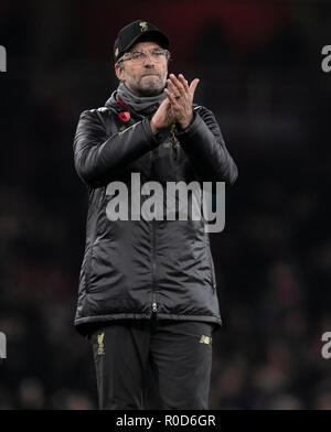 London, Großbritannien. 3. November, 2018. Liverpool Manager Jürgen Klopp erkennt ihre Anhänger nach der Englischen Premier League Spiel zwischen Arsenal und Liverpool im Emirates Stadium in London, Großbritannien An November 3, 2018. Credit: Han Yan/Xinhua/Alamy leben Nachrichten Stockfoto