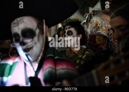 Die Teilnehmer gesehen, gekleidet wie die Toten während der Parade. Die Menschen nehmen teil am jährlichen Tag der Toten Parade im Rahmen der Feierlichkeiten der mexikanischen Tag der Toten Festival in Athen. Stockfoto