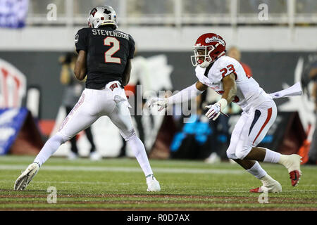 November 3, 2018: UNLV Rebellen wide receiver Mekhi Stevenson (2) fängt den Fußball vor Fresno Zustand-Bulldoggen Defensive zurück Juju Hughes (23) während der NCAA Football Spiel mit der Fresno State Bulldogs und die UNLV Rebellen bei Sam Boyd Stadium in Las Vegas, NV. Die Fresno Zustand-Bulldoggen führen die UNLV Rebellen an Halbzeit 17. bis 0. Christopher Trim/CSM. Stockfoto