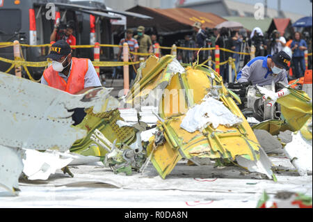 Jakarta, Indonesien. 4 Nov, 2018. Die Ermittler prüfen Ablagerungen von Lion Air JT610 am Tanjung Priok Hafen in Jakarta, Indonesien, November 4, 2018. Credit: Veri Sanovri/Xinhua/Alamy leben Nachrichten Stockfoto