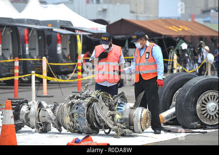 Jakarta, Indonesien. 4 Nov, 2018. Die Ermittler prüfen Ablagerungen von Lion Air JT610 am Tanjung Priok Hafen in Jakarta, Indonesien, November 4, 2018. Credit: Veri Sanovri/Xinhua/Alamy leben Nachrichten Stockfoto