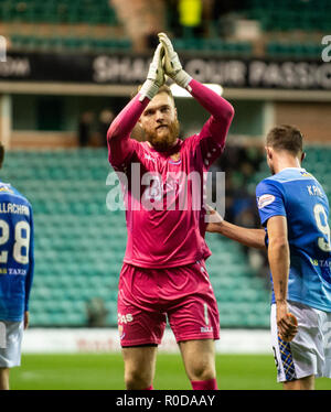 Edinburgh, Schottland, Großbritannien. 3. November 2018. Schottische Premiership - Hibernian v St Johnstone, Edinburgh, Midlothian, Großbritannien. 03,11, 2018. Bild zeigt: St Johnstone Torwart, Zander Clark, begrüßt die vom Support nach seiner Seite das Spiel gewinnt 0-1 bei Easter Road Stadium, Edinburgh. Credit: Ian Jacobs/Alamy leben Nachrichten Stockfoto
