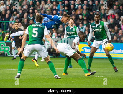 Edinburgh, Schottland, Großbritannien. 3. November 2018. Schottische Premiership - Hibernian v St Johnstone, Edinburgh, Midlothian, Großbritannien. 03,11, 2018. Bild zeigt: St Johnstone zentralen Mittelfeldspieler, Ross Callachan, geht mit einem Header als Hibs spielen Wirt nach St Johnstone an Ostern Road Stadium, Edinburgh Credit: Ian Jacobs/Alamy leben Nachrichten Stockfoto