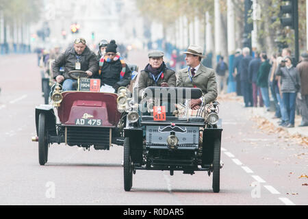 London, Großbritannien. 4. November 2018. Die Teilnehmer in der Vor 1905 auf vier Rädern Autos und Oldtimer fahren Sie die Mall, wie sie in der bonhams London nach Brighton 60 Kilometer lange Reise in den Veteran Car Run, der weltweit am längsten laufende fahrende Veranstaltung. Das erinnert an die Emanzipation läuft vom 14. November 1896, die die Lokomotiven auf der Autobahn, wenn Geschwindigkeit für das 'Licht' Lokomotiven von 4 km/h auf 14 km/h angehoben, die Abschaffung der Notwendigkeit für Fahrzeuge, die von einem Mann zu Fuß Kredit vorangestellt werden: Amer ghazzal/Alamy Leben Nachrichten gefeiert. Stockfoto