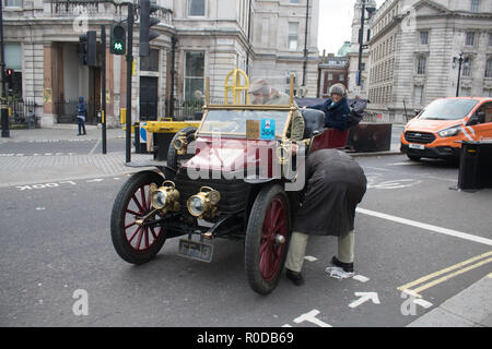 London, Großbritannien. 4. November 2018. Die Teilnehmer eine Aufschlüsselung, wie sie in der bonhams London nach Brighton 60 Kilometer lange Reise in den Veteran Car Run, der weltweit am längsten laufende fahrende Veranstaltung. Das erinnert an die Emanzipation läuft vom 14. November 1896, die die Lokomotiven auf der Autobahn, wenn Geschwindigkeit für das 'Licht' Lokomotiven von 4 km/h auf 14 km/h angehoben, die Abschaffung der Notwendigkeit für Fahrzeuge, die von einem Mann zu Fuß Kredit vorangestellt werden: Amer ghazzal/Alamy Leben Nachrichten gefeiert. Stockfoto