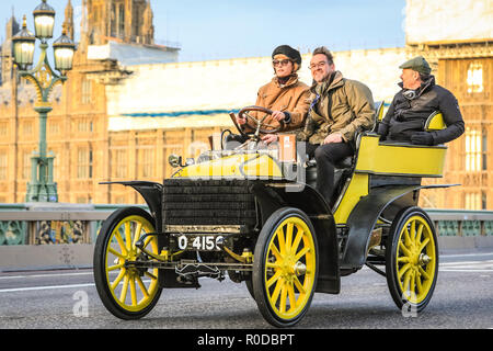 Die Westminster Bridge, London, UK, 4. Nov 2018. Supermodel Yasmin Le Bon Antriebe 1901 der Britischen Motor Museum Wolseley 10 hp Tonneau. Die weltweit am längsten laufende fahrende Veranstaltung, Bonhams London nach Brighton Veteran Car Run, vom Hyde Park und der Buckingham Palace, die Mall und Admiralty Arch Constitution Hill, dann entlang einer 60 Km Route ganz nach Brighton. Es ist in diesem Jahr der 122. Jahrestag. Mehr als 400 Oldtimer aus der Pre-1905-Ära. Credit: Imageplotter Nachrichten und Sport/Alamy leben Nachrichten Stockfoto