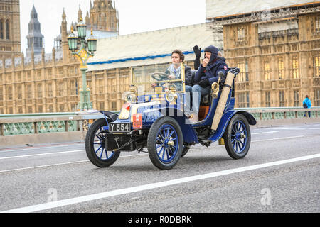 Die Westminster Bridge, London, UK, 4. Nov 2018. Die weltweit am längsten laufende fahrende Veranstaltung, Bonhams London nach Brighton Veteran Car Run, vom Hyde Park und der Buckingham Palace, die Mall und Admiralty Arch Constitution Hill, dann entlang einer 60 Km Route ganz nach Brighton. Es ist in diesem Jahr der 122. Jahrestag. Mehr als 400 Oldtimer aus der Pre-1905-Ära. Credit: Imageplotter Nachrichten und Sport/Alamy leben Nachrichten Stockfoto