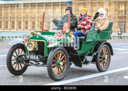 Die Westminster Bridge, London, UK, 4. Nov 2018. Ein 1904 Siddeley Tonneau. Die weltweit am längsten laufende fahrende Veranstaltung, Bonhams London nach Brighton Veteran Car Run, vom Hyde Park und der Buckingham Palace, die Mall und Admiralty Arch Constitution Hill, dann entlang einer 60 Km Route ganz nach Brighton. Es ist in diesem Jahr der 122. Jahrestag. Mehr als 400 Oldtimer aus der Pre-1905-Ära. Credit: Imageplotter Nachrichten und Sport/Alamy leben Nachrichten Stockfoto