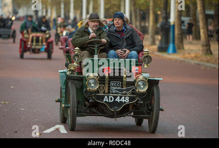 Die Mall, London, UK. 4. November 2018. Bonhams London nach Brighton Veteran Car Run 2018, Fahrzeuge gebracht Der Mall nach dem Sonnenaufgang beginnen im Hyde Park um 06.59 Uhr. Die am längsten laufende Autofahren Ereignis in der Welt, mit 400 Oldtimer starten die 60 Meilen Fahrt an die Südküste und das erste Auto fällig bei Ankunft 09.59 Uhr. Bild: 1903 Gladiator. Credit: Malcolm Park/Alamy Leben Nachrichten. Stockfoto